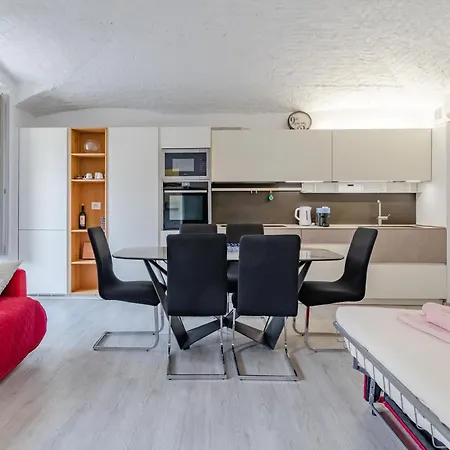 Bright Arched Flat - Cozy Minimal Escape *